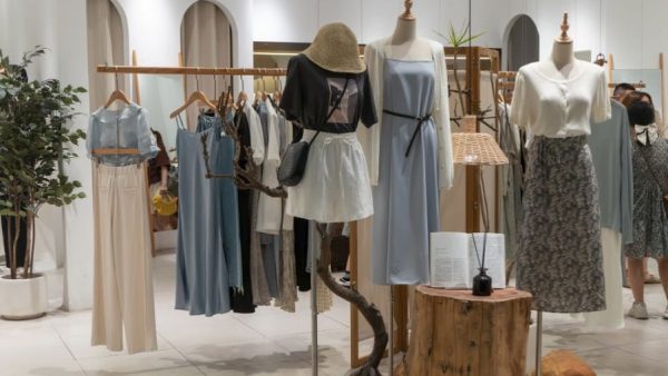 women-s-fashion-store-shopping-centers